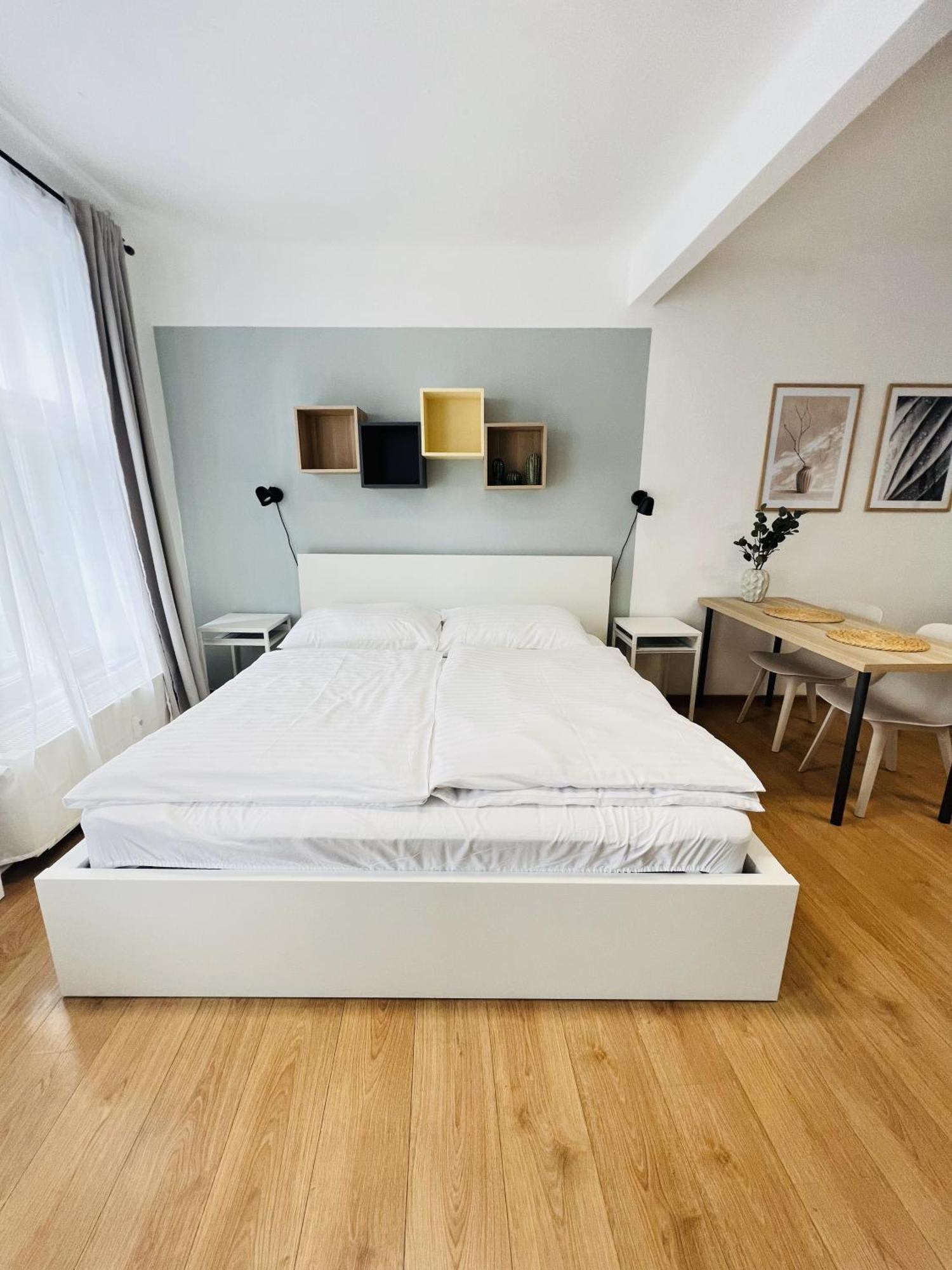 7 NIGHTS Apartments Dominikánské n. Brno Esterno foto