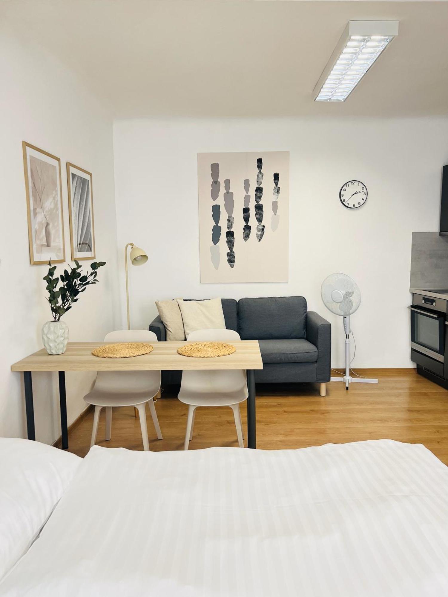 7 NIGHTS Apartments Dominikánské n. Brno Esterno foto